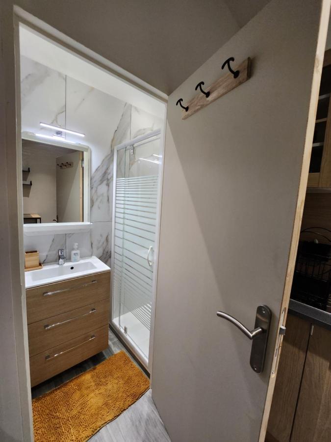 Appartement Climatise Avec Cour Prive En Rez-de-chaussee Centre Historique Avignon