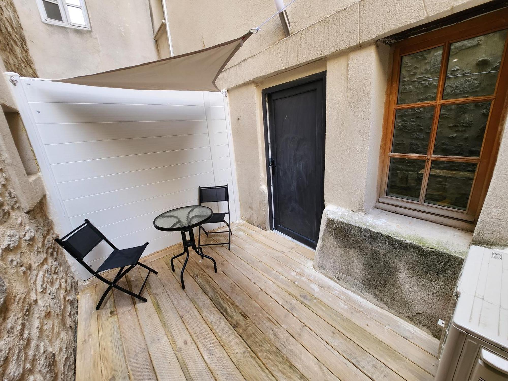 Appartement Climatise Avec Cour Prive En Rez-de-chaussee Centre Historique Avignon